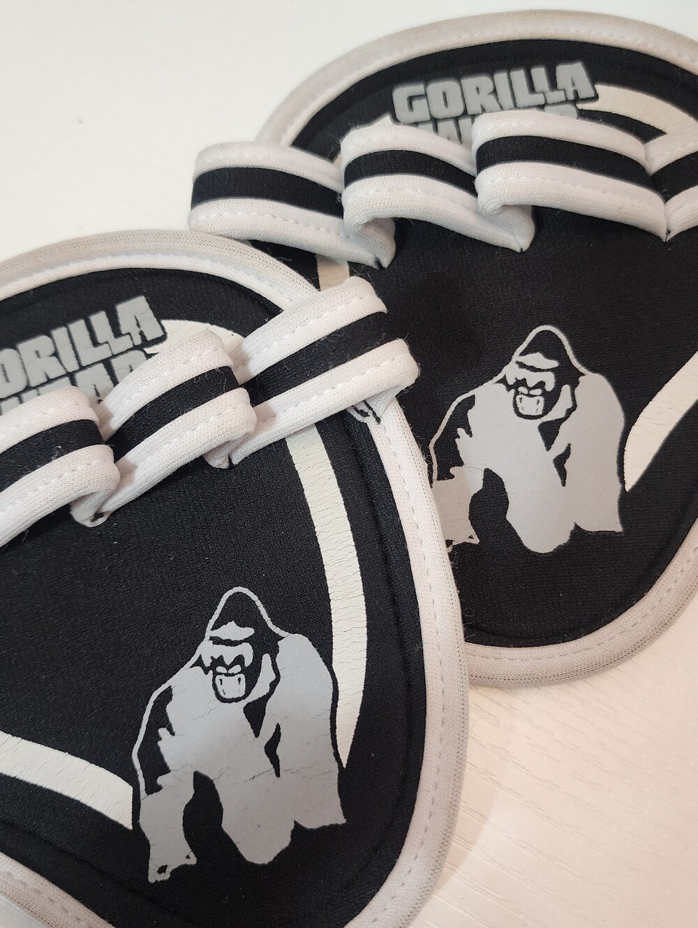 Gorilla Wear Black & White Neoprene Grip Lifting Pads - Picture 2 of 4